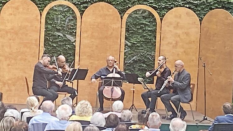 Mit einem virtuosen und abwechslungsreichen Klangspektakel hat das Bamberger Streichquartett die diesjährige Konzertreihe im Schlosspark Unterleinleiter eröffnet.