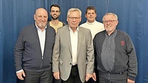 Ehrenmitglied Günter Pauser zusammen mit Vorstand Markus Eckert, Siegfried Deinlein, Hauptkassier Florian Kleinhenz und Erich Smrcek (v. links)