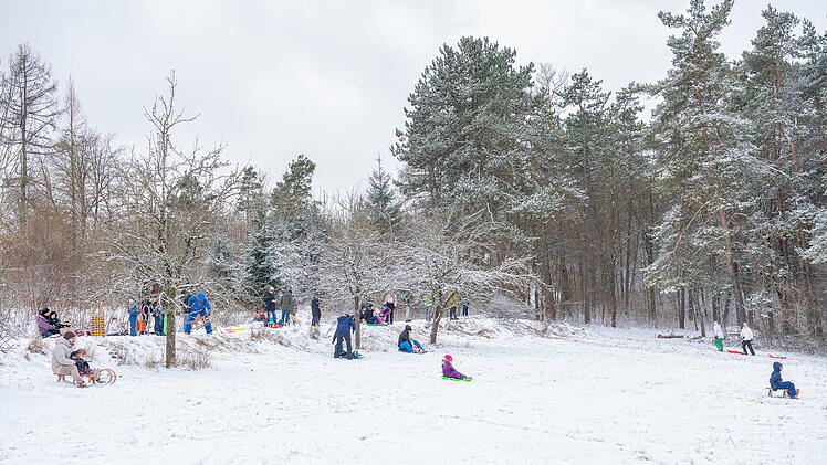 Schlittenspa&szlig; in Oberfranken: Erste Schneeflocken locken Familien auf den Schlittenberg