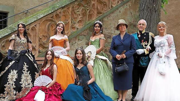 In den sch&ouml;nsten Kost&uuml;men wandeln die Darstellerinnen von PrincesSa-Romantica durch den Schlosspark und das Graf-Luxburg-Museum.