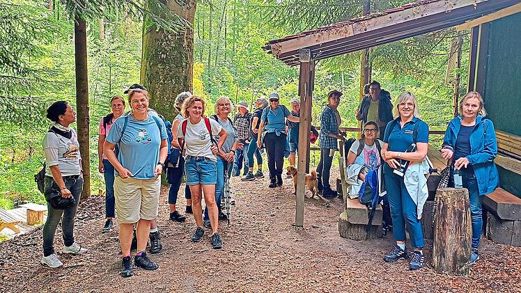 Die Wandergruppe des Heimatvereins bei ihrer Exkursion in die W&auml;lder.Heimatverein Burgebrach