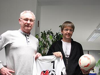 Richard Koppitz (links) und Marco Heumann, die sich zur Wahl für die Vereinsführung stellen, zeigen ein Trikot der Jugend-Fördergemeinschaft (JFG) Haßfurter Maintal, die am 1. März offiziell ins Leben gerufen wird.