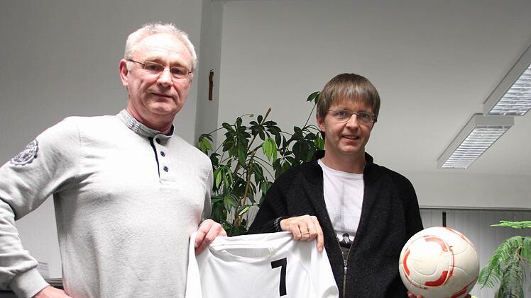 Richard Koppitz (links) und Marco Heumann, die sich zur Wahl für die Vereinsführung stellen, zeigen ein Trikot der Jugend-Fördergemeinschaft (JFG) Haßfurter Maintal, die am 1. März offiziell ins Leben gerufen wird.
