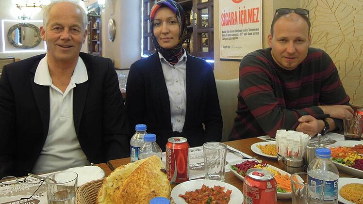 In der Mensa kam typisch türkisches Essen auf den Tisch: Der Stadtsteinacher Schulleiter Michael Pfitzner, eine türkische Englischlehrerin und Comenius-Koordinator Jochen Kees.