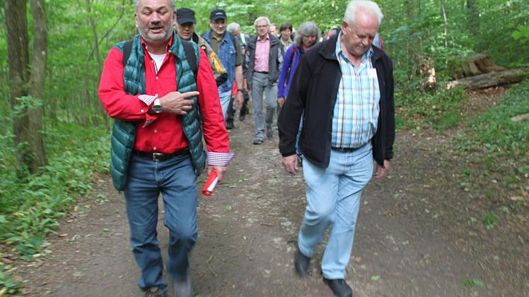 Ein Blick auf das Wurzelwerk vor sich, eine Erläuterung für den Wanderer neben sich: Helmut Klösel (l.) in seinem Element.