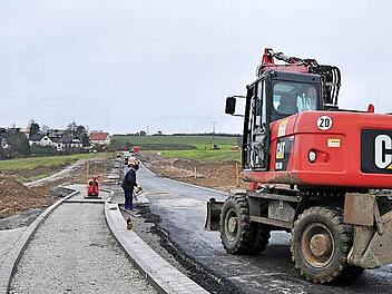 Für die Erschließung des Baugebietes "Osterfeld 2" sind in diesem Jahr 400 000 Euro angefallen, wobei sich die Gesamtkosten auf rund 2,5 Millionen Euro belaufen. Die Straße zwischen Haßfurt und Wülflingen (im Bild) wird ab dem Wochenende für den Verkehr wieder geöffnet. Foto: Ulrike Langer