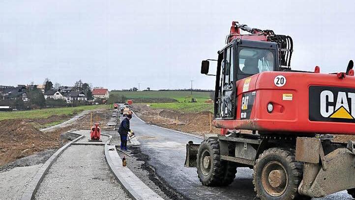 Für die Erschließung des Baugebietes "Osterfeld 2" sind in diesem Jahr 400 000 Euro angefallen, wobei sich die Gesamtkosten auf rund 2,5 Millionen Euro belaufen. Die Straße zwischen Haßfurt und Wülflingen (im Bild) wird ab dem Wochenende für den Verkehr wieder geöffnet. Foto: Ulrike Langer