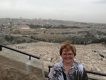 Das Foto von Hannelore Lindner entstand auf dem Ölberg, im Hintergrund ist die Altstadt von Jerusalem zu sehen. Direkt hinter ihr befindet sich ein riesiger jüdischer Friedhof, da es der Wunsch jedes Juden ist, mit Blick auf Jerusalem beerdigt zu werden - damit er bei der Auferstehung direkt auf Jerusalem blicken kann. Die goldene Kuppel ist vom Felsendom und die graue Kuppel links von der El Aqsa Moschee. Beide befinden sich auf dem Tempelberg.  Foto: privat
