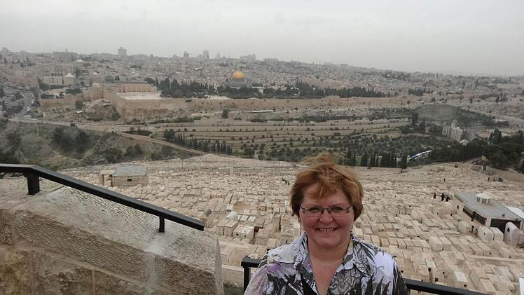 Das Foto von Hannelore Lindner entstand auf dem Ölberg, im Hintergrund ist die Altstadt von Jerusalem zu sehen. Direkt hinter ihr befindet sich ein riesiger jüdischer Friedhof, da es der Wunsch jedes Juden ist, mit Blick auf Jerusalem beerdigt zu werden - damit er bei der Auferstehung direkt auf Jerusalem blicken kann. Die goldene Kuppel ist vom Felsendom und die graue Kuppel links von der El Aqsa Moschee. Beide befinden sich auf dem Tempelberg.  Foto: privat