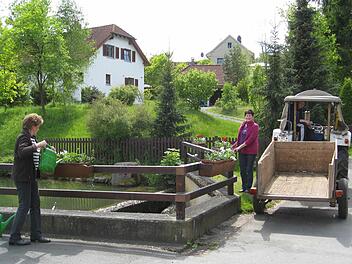 Die Mitglieder der Garten- und Naturfreunde Burkersdorf, Hannelore Prediger, Irene Münch-Vogel und im Traktor Kurt Münch-Vogel verschönerten den Ort schon vor zwei Jahren. Nun geht es richtig an die Dorferneuerung.  Foto: Karl-Heinz Hofmann