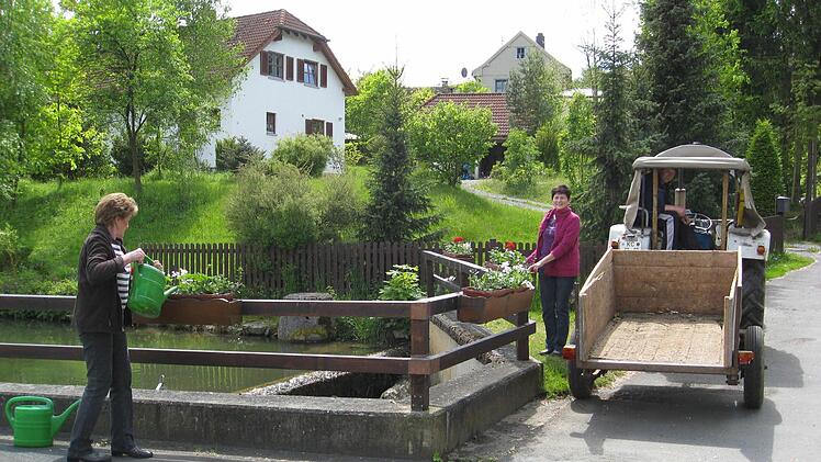 Die Mitglieder der Garten- und Naturfreunde Burkersdorf, Hannelore Prediger, Irene Münch-Vogel und im Traktor Kurt Münch-Vogel verschönerten den Ort schon vor zwei Jahren. Nun geht es richtig an die Dorferneuerung.  Foto: Karl-Heinz Hofmann