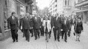 Durch die Fußgängerzone marschierte Roman Herzog bei seinem Besuch 1996. Mit dabei waren der damalige Oberbürgermeister Christian Zoll (ab 2. von links), Roman Herzog, Johannes R. Köhler, Lilo Zoll, Staatssekretär Eduard Lintner, Herbert und Maria Neder, Foto: Archiv Saale-Zeitung/Edgar Bartl