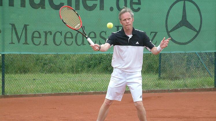 Mit einem Heimsieg und dem damit einhergehenden Ligaverbleib haben die Herren 40 des TC Steinwiesen die Saison in der Bezirksklasse 1 abgeschlossen. Beim 7:2-Erfolg gegen den TC Drossenfeld gewann Jan Schwarzmeier sein Einzel und das Doppel mit Martin Simon jeweils nach zwei Sätzen.  Foto: Hans Franz