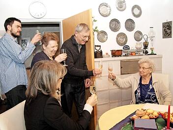 Maria Laqua stieß mit Renate Schroff, ihrem Sohn Peter und Schwiegertochter Angelika sowie Enkel André auf ihren Geburtstag an. Foto: sae