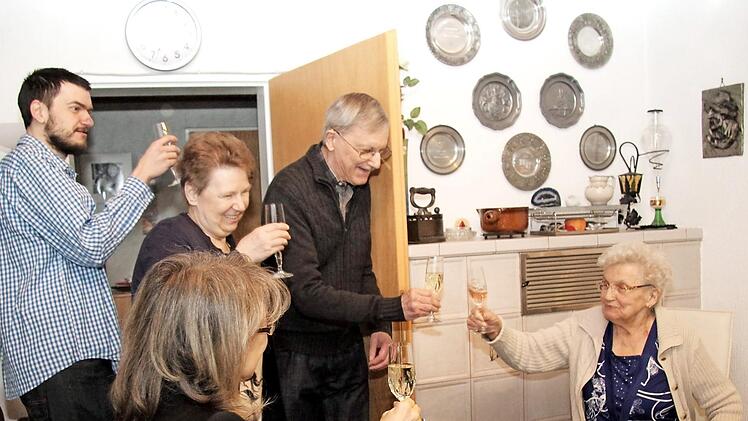 Maria Laqua stieß mit Renate Schroff, ihrem Sohn Peter und Schwiegertochter Angelika sowie Enkel André auf ihren Geburtstag an. Foto: sae