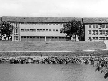 Die Herzogenauracher Volksschule als Postkartenmotiv in den 50er Jahren  Foto: FT-Archiv