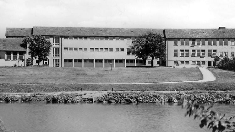 Die Herzogenauracher Volksschule als Postkartenmotiv in den 50er Jahren  Foto: FT-Archiv