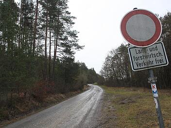 Das Schild spricht eine klare Sprache: Autofahrer dürfen nicht zum Spielplatz auf dem Kordigast fahren. Doch was ist mit behinderten Menschen, die den Platz besuchen wollen? Gemeinderat Ludwig Winkler vermisst eine verkehrsrechtliche Anordnung, in der konkret geregelt ist, was Sache ist.  Foto: Stephan Stöckel