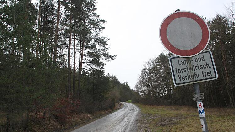 Das Schild spricht eine klare Sprache: Autofahrer dürfen nicht zum Spielplatz auf dem Kordigast fahren. Doch was ist mit behinderten Menschen, die den Platz besuchen wollen? Gemeinderat Ludwig Winkler vermisst eine verkehrsrechtliche Anordnung, in der konkret geregelt ist, was Sache ist.  Foto: Stephan Stöckel