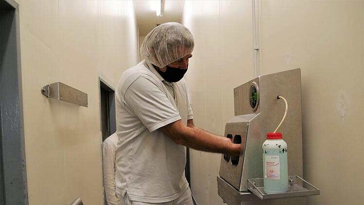Sauberkeit und Hygiene sind Pflicht. Bevor sie sich nicht die Hände desinfiziert haben, erhalten die Mitarbeiter keinen Zutritt in den sterilen Bereich. Foto: Sandra Hackenberg