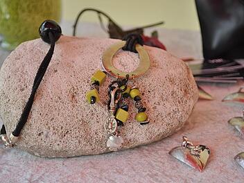 Auch Schmuck wird beim Kunsthandwerkermarkt angeboten. Foto: Bollwein