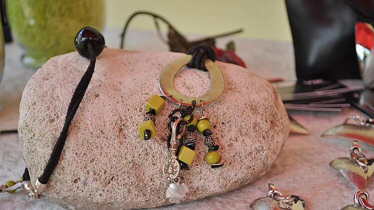 Auch Schmuck wird beim Kunsthandwerkermarkt angeboten. Foto: Bollwein