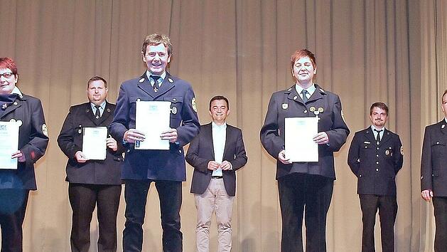 Die verdienten Feuerwehrleute mit den Vertretern der FFW-F&uuml;hrung und der Politik