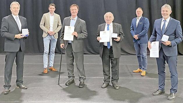 Landrat Klaus L&ouml;ffler (links) gratulierte (von links, mit Urkunden) Hans-Peter Laschka, Heinz Hausmann und Gerhard Wunder zu den hohen Auszeichnungen. Mit im Bild: Oliver Plewa, Erster B&uuml;rgermeister des Marktes Mitwitz (hintere Reihe, links) und Frank Hauck, zweiter B&uuml;rgermeister des Marktes Steinwiesen (hinten rechts).