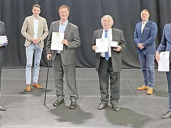 Landrat Klaus Löffler (links) gratulierte (von links, mit Urkunden) Hans-Peter Laschka, Heinz Hausmann und Gerhard Wunder zu den hohen Auszeichnungen. Mit im Bild: Oliver Plewa, Erster Bürgermeister des Marktes Mitwitz (hintere Reihe, links) und Frank Hauck, zweiter Bürgermeister des Marktes Steinwiesen (hinten rechts).
