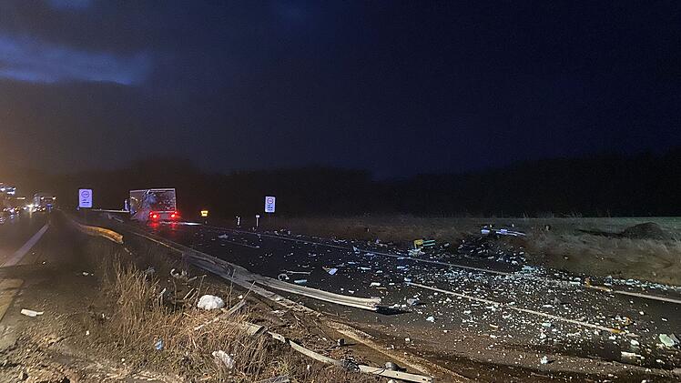 Vollsperre auf A3 bei Geiselwind: Lastwagen nach schwerem Unfall in Brand