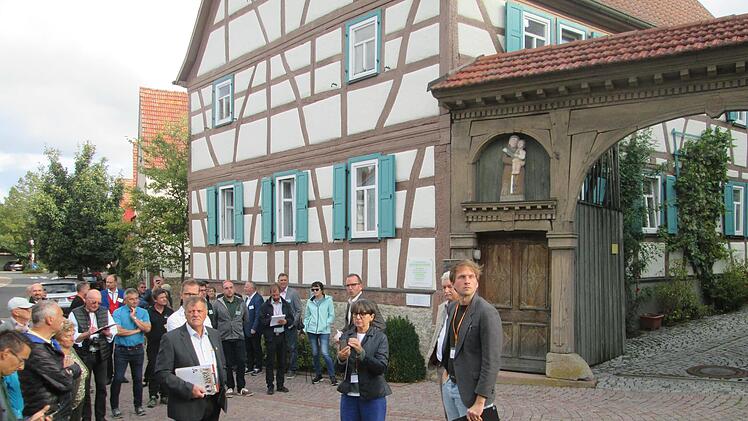 Beeindruckt zeigten sich die Kommissions-Mitglieder von der historischen Bausubstanz im Ortskern wie dem Ärztehaus und dem Dorfbrunnen.