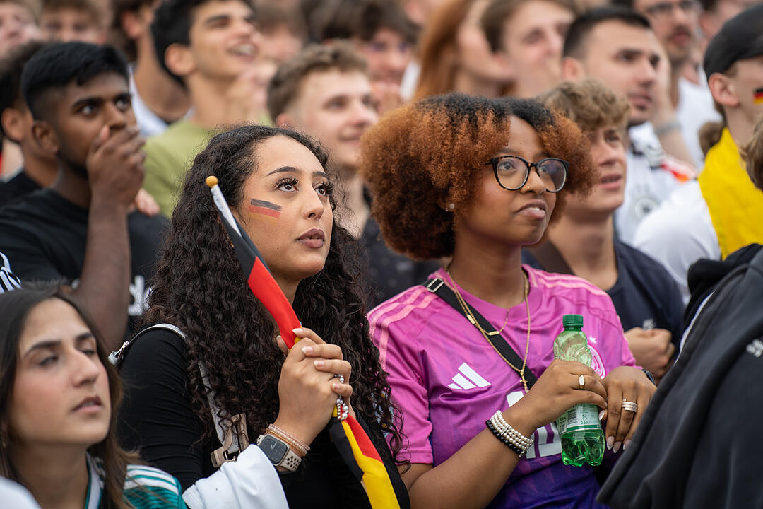Fans schauen das EM-Viertelfinale zwischen Duetschland und Spanien in Nürnberg