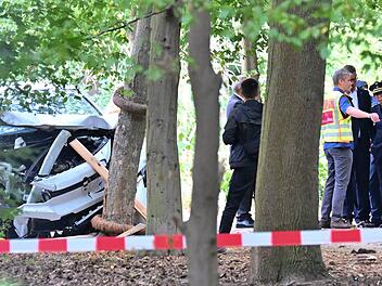 Auto f&auml;hrt in Menschenmenge