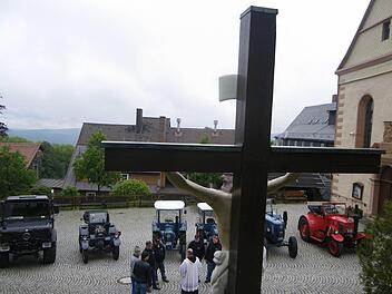 Die Halsbacher Dreschfreunde aus dem Spessart hatten um die Segnung der teilweise sehr alten Traktoren auf dem Kreuzberg gebeten. Pater Stanislaus Wentowski erfüllte deren Wunsch. Foto: Regina Rinke