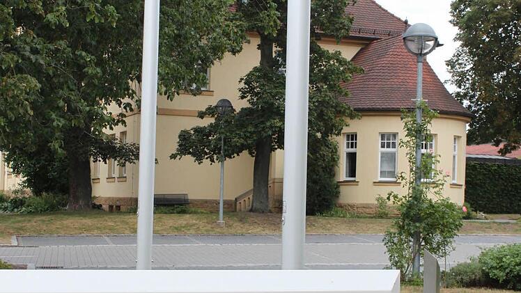 Der westliche Trakt des Berufsfachschulgebäudes mit dem eingeschossigen Rundturm und separatem Eingang zur einstigen Direktorenwohnung grenzt direkt an den Parkplatz des Landratsamtes an. Foto: Popp
