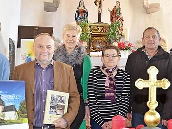 In der Kirchengemeinde Hain herrscht große Freude über die Abbildung der Dreifaltigkeitskirche in einem bundesweit erscheinenden Kalender der Stiftung zur Bewahrung kirchlicher Baudenkmäler in Deutschland. Das Bild zeigt (von links): Ulli Naefken (mit Kalender und Kirchenbild), Bernd Graf (mit heimatkundlichem Jahrbuch), Sabine Schmidt, Elfriede Ultsch, Reinhard Müller und Pfarrer Reinhold König. Foto: Karl-Heinz Hofmann