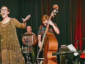 Ein mitreißendes Konzert gab die Band "Rosie and the skinny crickets" in Haßfurt. Unser Bild zeigt (von links) Stephan Schmitt, Conny Morath, Martin Staub, Simon Ort und Werner Goldbach. Foto: Ulrike Langer