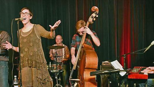 Ein mitreißendes Konzert gab die Band "Rosie and the skinny crickets" in Haßfurt. Unser Bild zeigt (von links) Stephan Schmitt, Conny Morath, Martin Staub, Simon Ort und Werner Goldbach. Foto: Ulrike Langer
