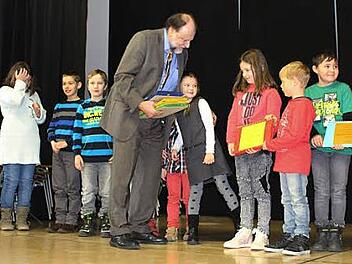 Bei der Übergabe des Spruchkalenders sind nicht nur beim Rektor Tränen geflossen. Auch den Kindern fiel es sehr schwer. Fotos: Lisa Kieslinger