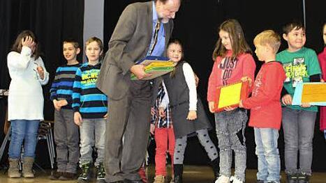 Bei der Übergabe des Spruchkalenders sind nicht nur beim Rektor Tränen geflossen. Auch den Kindern fiel es sehr schwer. Fotos: Lisa Kieslinger