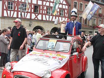 Die "Roten Socken" vom heimischen Eku-Fanclub hatten zum Festzug eine rote Original-Ente mitgebracht. Fotos: Sonny Adam