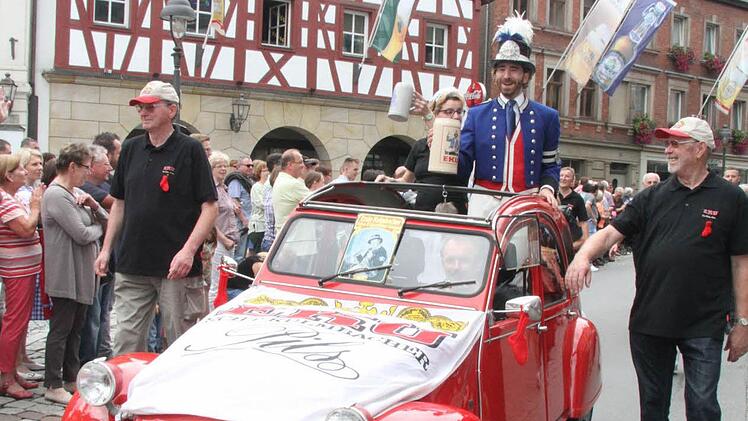 Die "Roten Socken" vom heimischen Eku-Fanclub hatten zum Festzug eine rote Original-Ente mitgebracht. Fotos: Sonny Adam