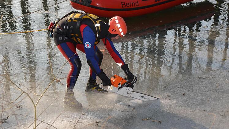 Ein Großaufgebot an Rettungskräften suchte an der Saale nach einem Mann, der ins Eis eingebrochen sein soll. Foto: Peter Rauch