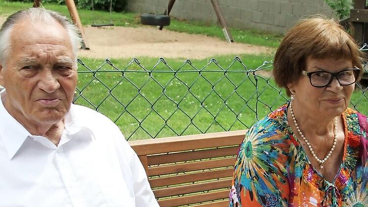Günter und Margot Otto in ihrem Garten neben dem Kinderhort. Foto: Ralf Kestel