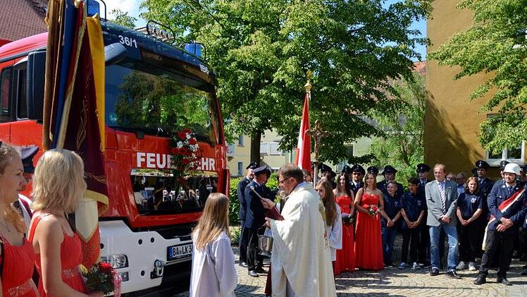 Pfarrer Günther Seel bei der Segnung des neuen Fahrzeugs