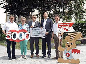 Stolz überreichen die Geschäftsführer der Thüga SmartService, Peter Hornfischer (3. v. l.) und Franz Schulte (2. v. r.) einen Spendenscheck über 5000 Euro an 1000 Herzen für Kronach. Von links Bürgermeister und stellvertretender Landrat Gerhard Wunder, Herta Burkert-Mazur und Gerhard Burkert-Mazur Foto: Susanne Deuerling