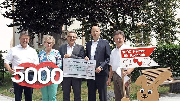 Stolz überreichen die Geschäftsführer der Thüga SmartService, Peter Hornfischer (3. v. l.) und Franz Schulte (2. v. r.) einen Spendenscheck über 5000 Euro an 1000 Herzen für Kronach. Von links Bürgermeister und stellvertretender Landrat Gerhard Wunder, Herta Burkert-Mazur und Gerhard Burkert-Mazur Foto: Susanne Deuerling
