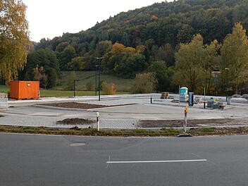 Der neue Bus-Umsteige-Platz in Egloffstein soll bis zum winterlichen Fahrplanwechsel in Betrieb gehen. Foto: Reinhard Löwisch