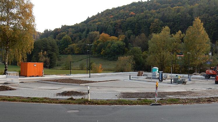 Der neue Bus-Umsteige-Platz in Egloffstein soll bis zum winterlichen Fahrplanwechsel in Betrieb gehen. Foto: Reinhard Löwisch