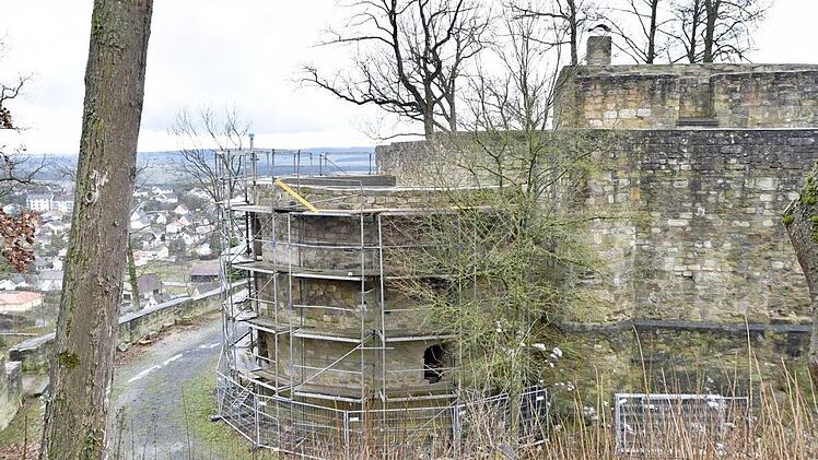 Schwerpunkt 2018 war der Wiederaufbau des Basteiturms auf dem Schlossberg. Er konnte bis Ende des Jahres fast auf Burghofniveau erhöht werden. Die Arbeiten an dem Turm werden 2019 fortgesetzt, wie die Schlossberggemeinde bei der Jahresversammlung erfuhr.  Fotos: Gerold Snater